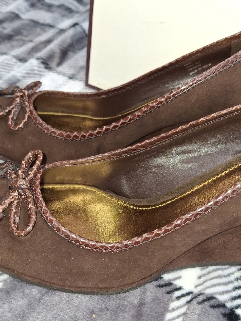 Vintage Coach Brown Suede Bow Pumps with Gold Insole - Picture 4 of 15